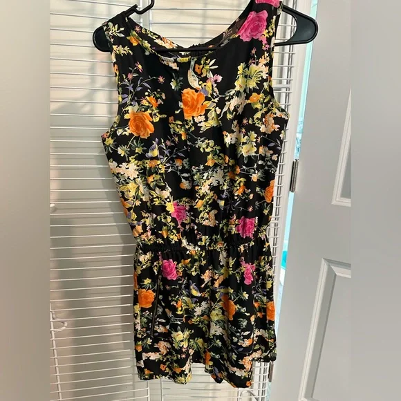 Black Floral Sleeveless Romper - Picture 2 of 5